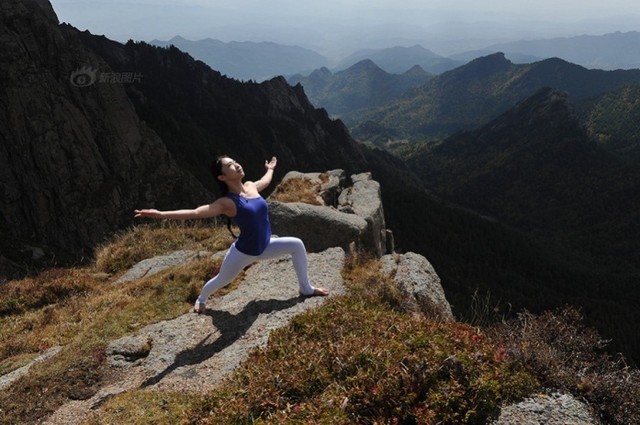 Thiếu nữ xinh đẹp luyện yoga trên đỉnh núi 'hút hồn' dân mạng - ảnh 3