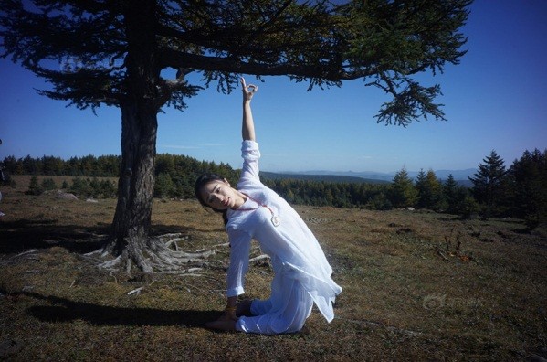 Thiếu nữ xinh đẹp luyện yoga trên đỉnh núi 'hút hồn' dân mạng - ảnh 4