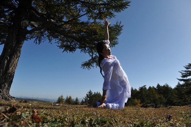 Thiếu nữ xinh đẹp luyện yoga trên đỉnh núi 'hút hồn' dân mạng - ảnh 6