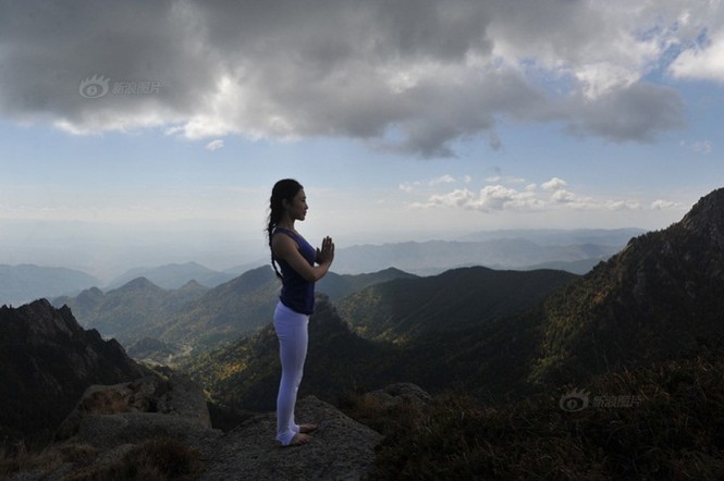 Thiếu nữ xinh đẹp luyện yoga trên đỉnh núi 'hút hồn' dân mạng - ảnh 1
