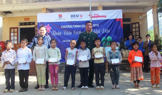 Xuân biên giới - Tết hải đảo đến với bà con, chiến sỹ tỉnh Lai Châu - ảnh 10