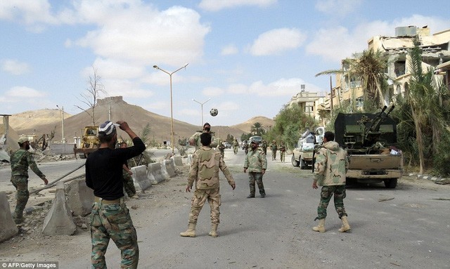 Binh sỹ Syria chơi bóng trên đường phố Palmyra - ảnh 3