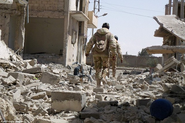 Binh sỹ Syria chơi bóng trên đường phố Palmyra - ảnh 4