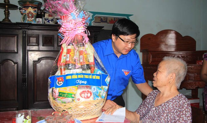 Trung ương Đoàn tri ân các Mẹ Việt Nam Anh hùng huyện Hóc Môn - ảnh 1