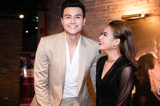 Vĩnh Thụy tình tứ hôn trán Hoàng Thùy Linh - ảnh 3