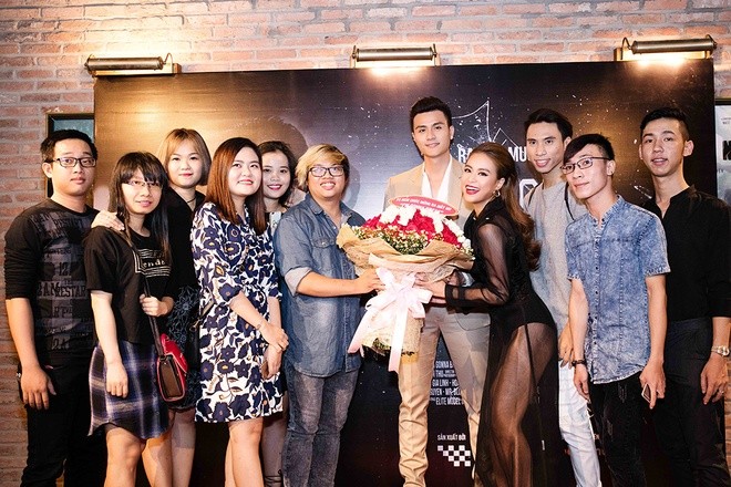 Vĩnh Thụy tình tứ hôn trán Hoàng Thùy Linh - ảnh 7
