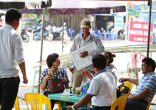 Vải thiều vừa qua biên giới Trung Quốc đã tăng giá gấp đôi - ảnh 1