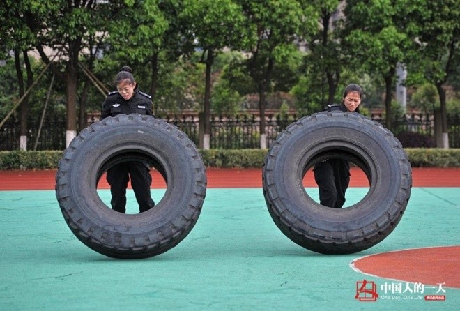 Mục kích nữ đặc cảnh Trung Quốc khổ luyện - ảnh 2