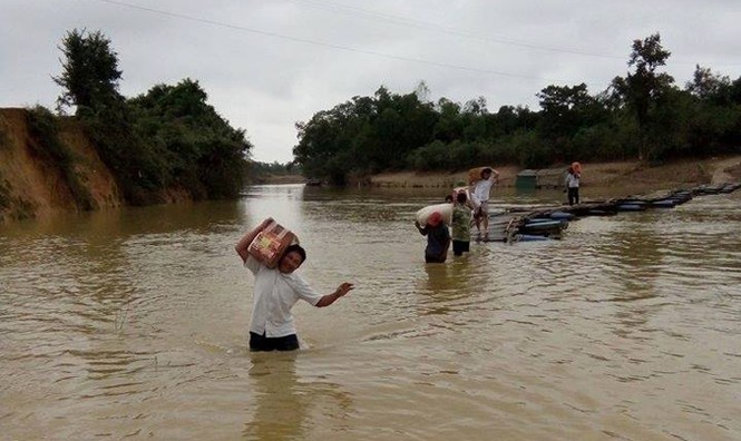 Cầu bị lũ phá hỏng, gần 100 học sinh lội nước tới trường - ảnh 1
