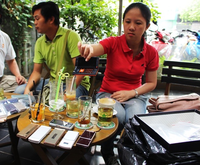 Chơi điện thoại Nhật cổ tại Sài Gòn - ảnh 1