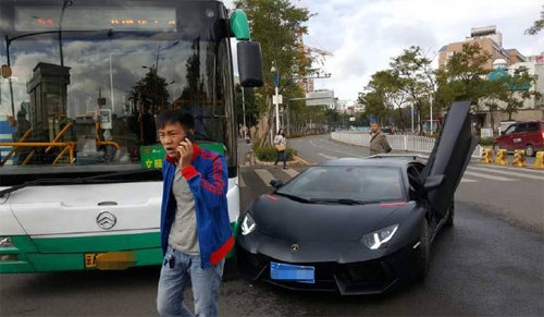 Siêu xe Lamborghini Aventador triệu đô đâm trúng xe buýt - ảnh 1