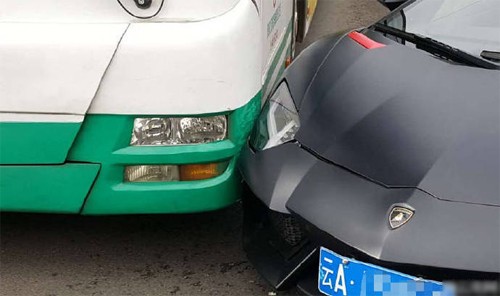 Siêu xe Lamborghini Aventador triệu đô đâm trúng xe buýt - ảnh 2