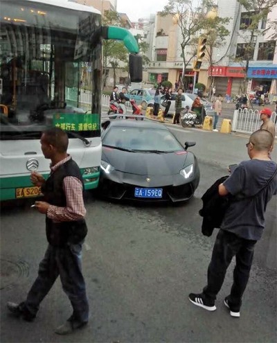 Siêu xe Lamborghini Aventador triệu đô đâm trúng xe buýt - ảnh 3