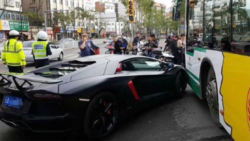 Siêu xe Lamborghini Aventador triệu đô đâm trúng xe buýt - ảnh 4