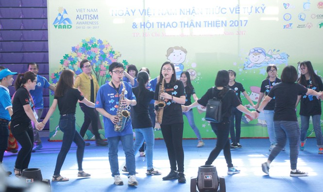 Bạn nhỏ tự kỷ và phụ huynh sôi nổi trong ngày hội thể thao thân thiện - ảnh 1