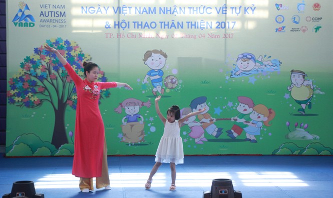 Bạn nhỏ tự kỷ và phụ huynh sôi nổi trong ngày hội thể thao thân thiện - ảnh 4