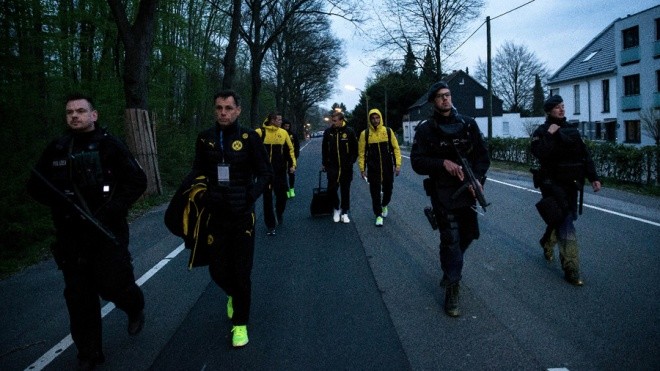 Không khí lo lắng bao trùm Dortmund sau vụ đánh bom - ảnh 10