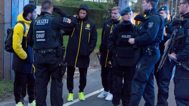 Không khí lo lắng bao trùm Dortmund sau vụ đánh bom - ảnh 8