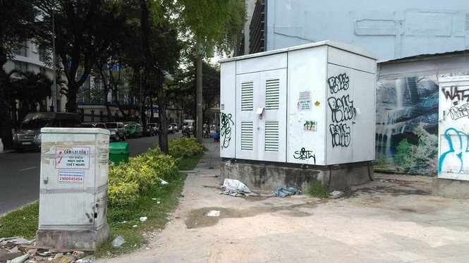 Hàng loạt bốt điện “chình ình” trên vỉa hè chiếm lối đi bộ - ảnh 11