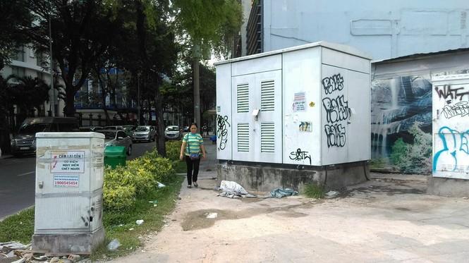 Hàng loạt bốt điện “chình ình” trên vỉa hè chiếm lối đi bộ - ảnh 12