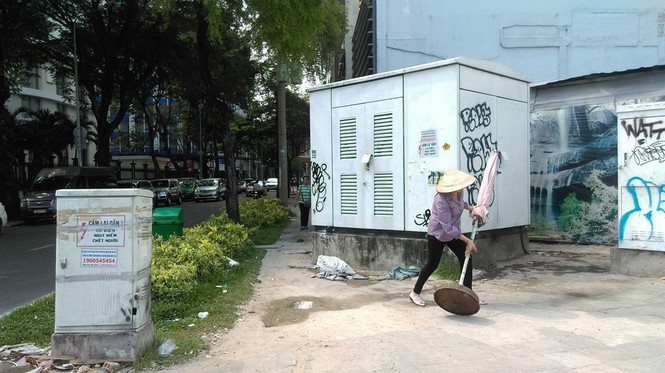 Hàng loạt bốt điện “chình ình” trên vỉa hè chiếm lối đi bộ - ảnh 13