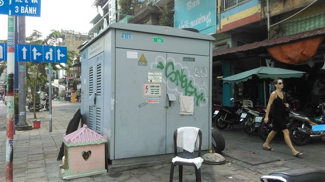 Hàng loạt bốt điện “chình ình” trên vỉa hè chiếm lối đi bộ - ảnh 3