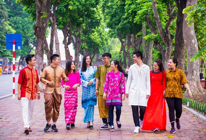 Trang phục ấn tượng của 28 thanh niên ưu tú tham gia Tàu thanh niên 2017 - ảnh 1