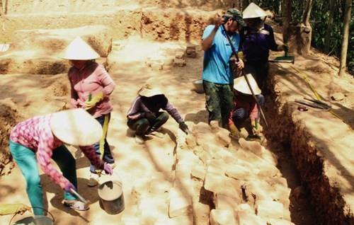 Khai quật phế tích tháp Chăm 1.000 năm ở Bình Định - ảnh 1