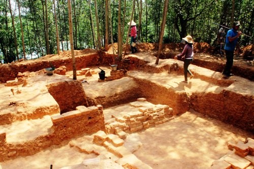 Khai quật phế tích tháp Chăm 1.000 năm ở Bình Định - ảnh 2