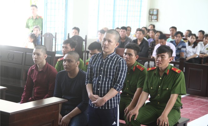Hai gia đình bị cáo và bị hại vụ tạt acid người yêu đánh nhau tại tòa - ảnh 1