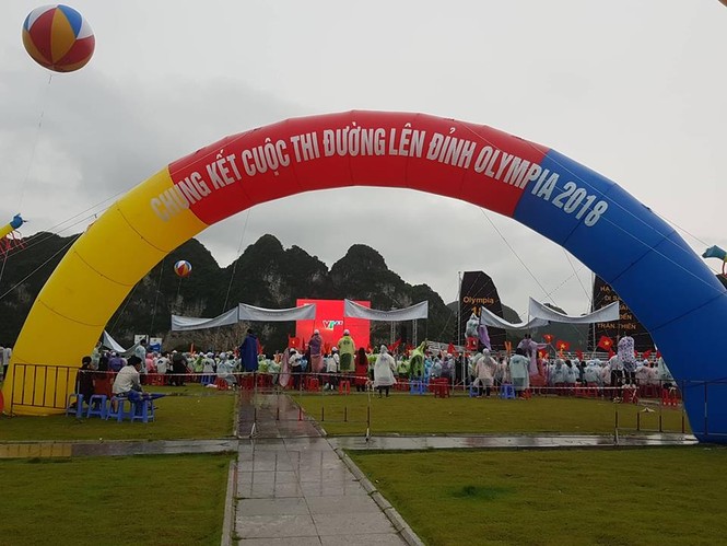 Hàng nghìn học sinh đội mưa cổ vũ Chung kết Đường lên đỉnh Olympia - ảnh 5