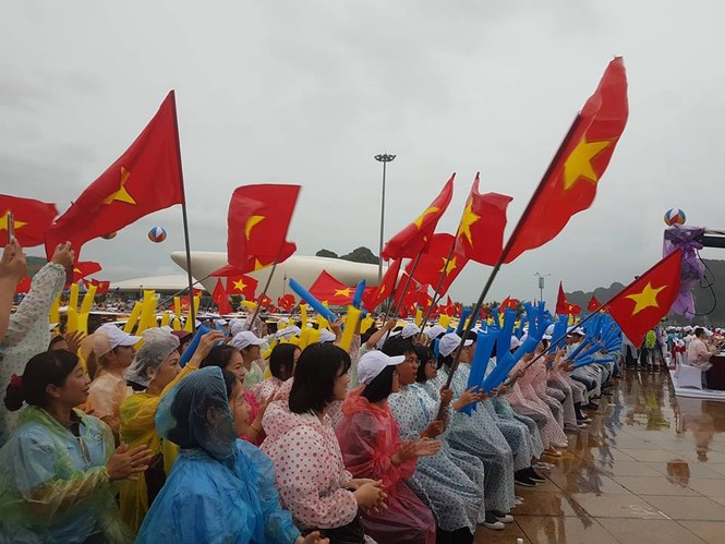 Hàng nghìn học sinh đội mưa cổ vũ Chung kết Đường lên đỉnh Olympia - ảnh 6