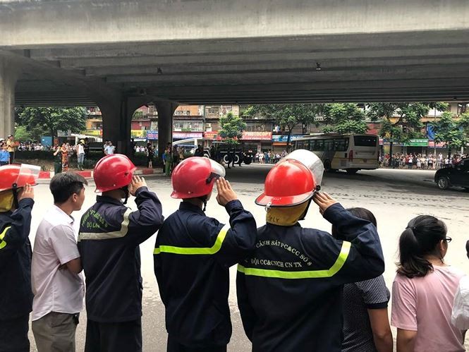 Hình ảnh đoàn xe chở linh cữu Chủ tịch nước trên các tuyến phố Hà Nội - ảnh 17