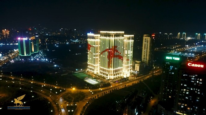 Việt Nam vô địch, hàng loạt tòa nhà 'nhuộm đỏ' quốc kỳ cả đêm - ảnh 3