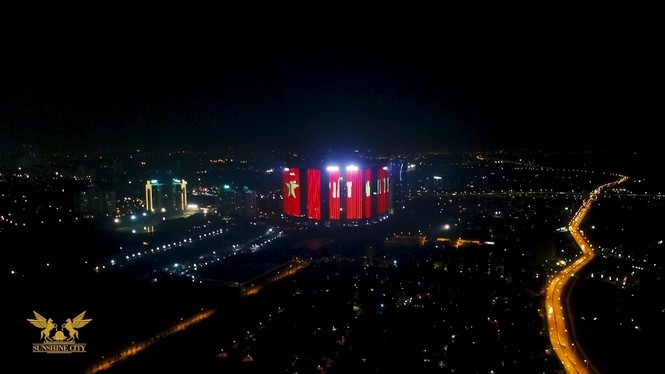 Việt Nam vô địch, hàng loạt tòa nhà 'nhuộm đỏ' quốc kỳ cả đêm - ảnh 5