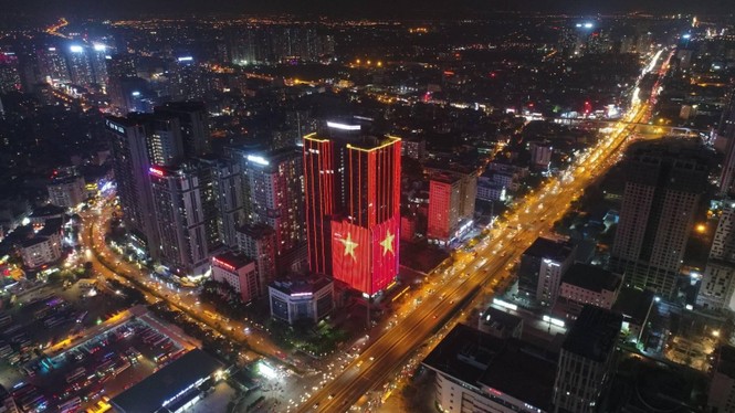 Việt Nam vô địch, hàng loạt tòa nhà 'nhuộm đỏ' quốc kỳ cả đêm - ảnh 6