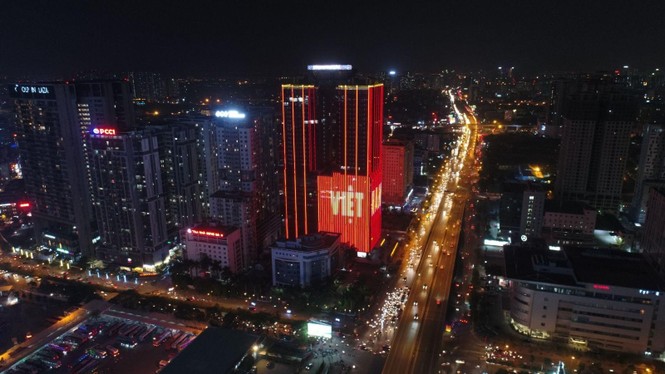 Việt Nam vô địch, hàng loạt tòa nhà 'nhuộm đỏ' quốc kỳ cả đêm - ảnh 7