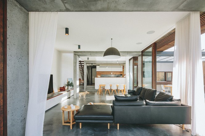 Nhà gỗ đỏ luôn rực rỡ, càng vào trong càng đẹp bất ngờ - ảnh 8