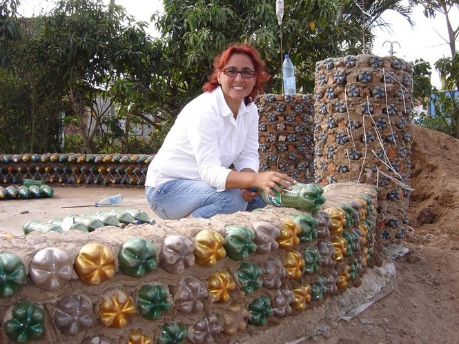 Độc đáo ngôi nhà xây từ những chai nhựa bỏ đi - ảnh 5