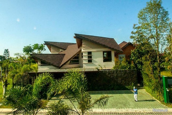 Vẻ đẹp 'gây nghiện' của ngôi nhà mái chồng mái phá cách - ảnh 1