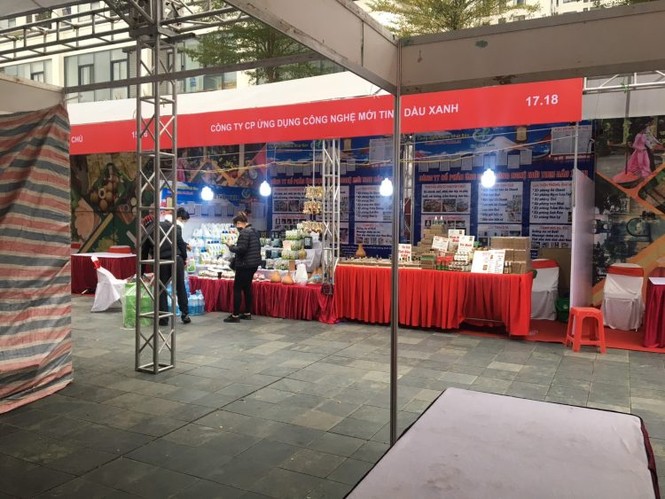 Dừng hội chợ Tết 'khủng' tại khu chung cư vạn dân ở Hà Nội - ảnh 4