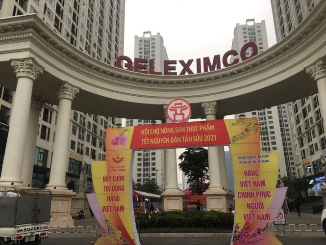 Dừng hội chợ Tết 'khủng' tại khu chung cư vạn dân ở Hà Nội - ảnh 1