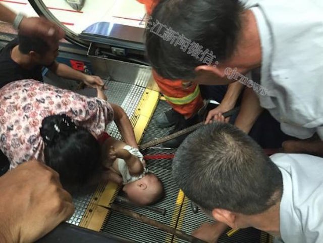Thang cuốn trung tâm mua sắm 'nuốt' trọn cánh tay bé trai 1 tuổi - ảnh 1