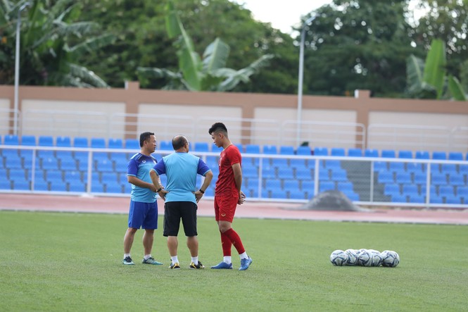 Làm quen sân đấu, thầy Park nói ‘than thở có ích gì’ - ảnh 1