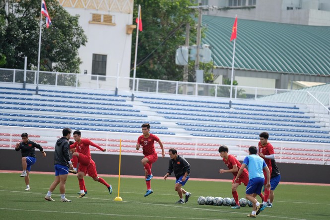 U22 Việt Nam tập nhẹ, thày Park trầm ngâm lo kế đấu Indonesia - ảnh 2