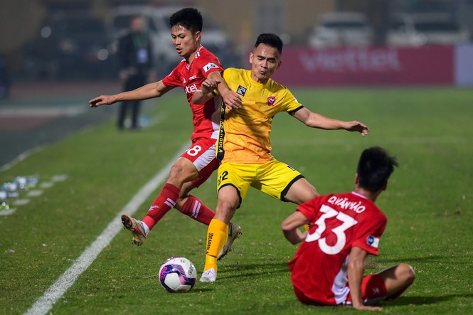 Đương kim vô địch Viettel bại trận, V-League sôi động không tưởng - ảnh 1