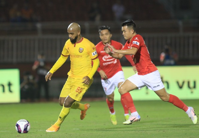 Lee Nguyễn mờ nhạt, TPHCM thắng 10 người của Hà Tĩnh - ảnh 2