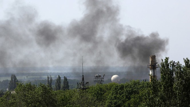 Quân đội Ukraine không kích sân bay Donetsk - ảnh 1