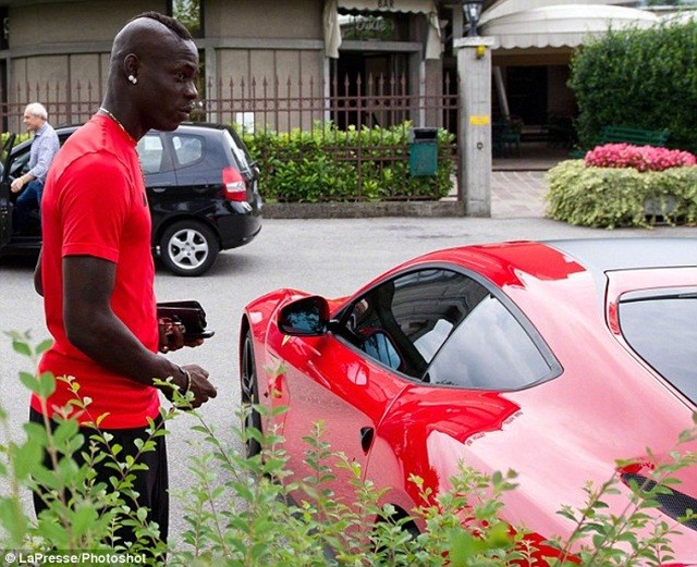 Balotelli khoe siêu xe Ferrari bóng lộn - ảnh 1