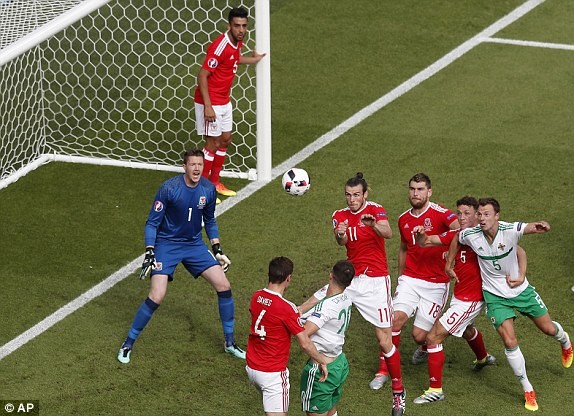 Hậu vệ đốt lưới nhà, Bắc Ireland tức tưởi trao vé cho xứ Wales - ảnh 7